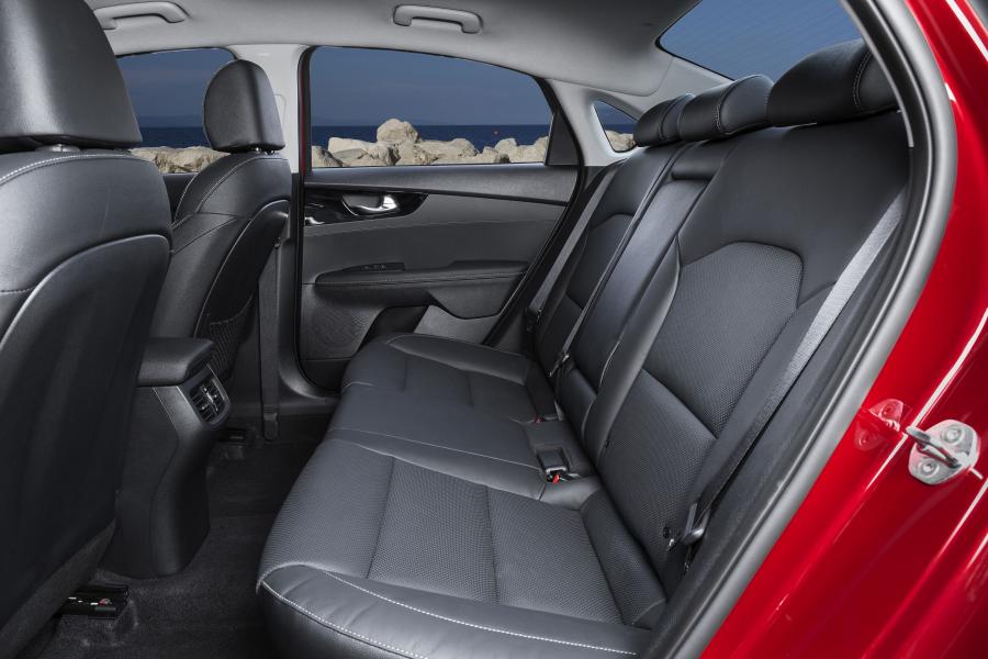 Интерьер Kia Cerato 2018 года  (RU) (фото 7 из 12)